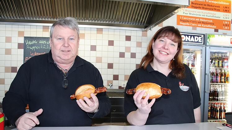Bratwurst gef&auml;llig? Nach drei Monaten Zwangspause stehen Roland Fuchs und seine Tochter Daniela jetzt wieder hinter Theke des Kiosks am Schwarzen Moor.  Foto: Thomas Pfeuffer