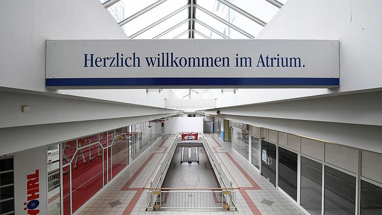 Einstmals  hat hier der Bär gesteppt. Nun weckt der Verkauf der Handelsimmobilie Hoffnungen, dass das Leben ins Bamberger Atrium zurückkehrt.  Ronald Rinklef0