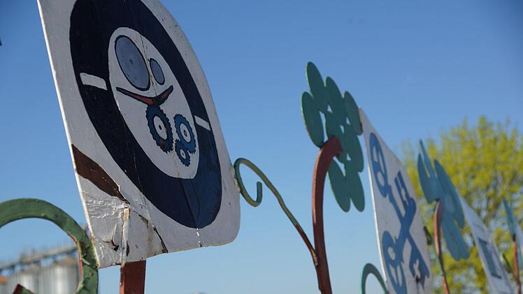 Handwerkszeichen, Weinreben und -blätter dekorieren den Stamm.Foto: Arkadius Guzy