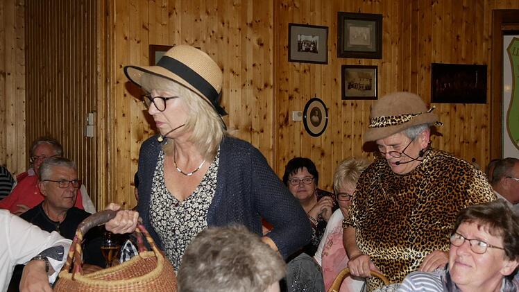 Und dann kamen die zwei auch noch, das "arika und das Mariechen".  Die Plaudertaschen aus dem Itzgrund trugen alles bis nach Neustadt. Die  Klatschweibsen müssen ihre  Ohren und Augen in ihrem Itzgrund weit  aufgerissen gehabt haben, aber egal, jetzt wissen wir in Neustadt nun alles  von denen da. Foto: Manja von Nida