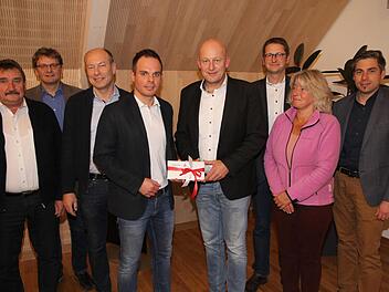 Der ZWE-Geschäftsleiter Florian Stühler (4. v. l.) wurde vom Wasserzweckverbandsvorsitzenden Claus Schwarzmann (4. v. r.) verabschiedet, sein Nachfolger Steffen Lipfert (3. v. r.) dem Verbandsgremium vorgestellt. Mit auf dem Bild die Bürgermeister Michael Karmann (Buttenheim, 3. v. l.), Karl-Heinz Wagner (Altendorf, 2. v. l.), Torsten Gunselmann (Hallerndorf, r.), Sebastian Schwarzmann (Zweiter Bürgermeister Hallerndorf,  l.) und die neue Mitarbeiterin in der Kassenverwaltung, Alexandra Schu...