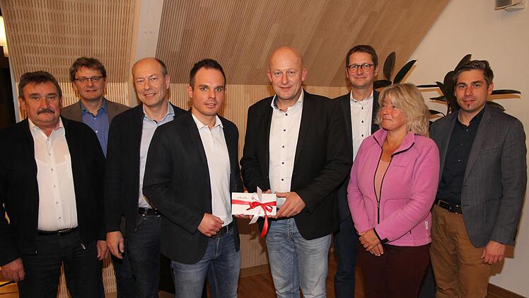 Der ZWE-Geschäftsleiter Florian Stühler (4. v. l.) wurde vom Wasserzweckverbandsvorsitzenden Claus Schwarzmann (4. v. r.) verabschiedet, sein Nachfolger Steffen Lipfert (3. v. r.) dem Verbandsgremium vorgestellt. Mit auf dem Bild die Bürgermeister Michael Karmann (Buttenheim, 3. v. l.), Karl-Heinz Wagner (Altendorf, 2. v. l.), Torsten Gunselmann (Hallerndorf, r.), Sebastian Schwarzmann (Zweiter Bürgermeister Hallerndorf,  l.) und die neue Mitarbeiterin in der Kassenverwaltung, Alexandra Schu...