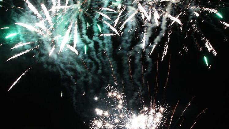 Mehr als 500 Leute verfolgten das Spektakel in Schlüsselfeld - hier ein Verbundfeuerwerk mit unterschiedlichen Blink-Effekten, teilweise gefächert. Foto: Sebastian Schanz