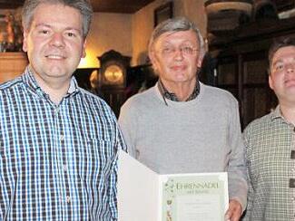 Ehrung f&uuml;r 50 Jahre Mitgliedschaft (von links): Zweiter Vorsitzender Norbert Tilgner, Wilfried Dehler und Daniel Suffa  Foto: Roland Dietz