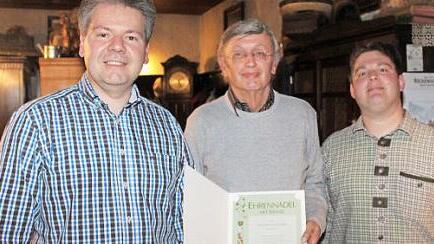 Ehrung f&uuml;r 50 Jahre Mitgliedschaft (von links): Zweiter Vorsitzender Norbert Tilgner, Wilfried Dehler und Daniel Suffa  Foto: Roland Dietz