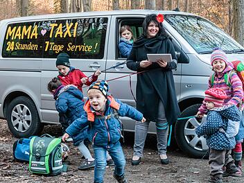 Mama-Taxi - so manche Hausfrau und Mutter kann ein Lied davon singen. Auch auf dem Hauswirtschaftskalender ist das immer verf&uuml;gbare Familientaxi Thema. Daniela Wanske hat das Foto gemacht.