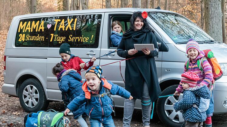 Mama-Taxi - so manche Hausfrau und Mutter kann ein Lied davon singen. Auch auf dem Hauswirtschaftskalender ist das immer verf&uuml;gbare Familientaxi Thema. Daniela Wanske hat das Foto gemacht.