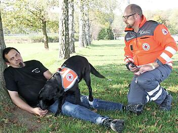 Hundeführer Daniel Lorz hat mit seinem Hund "Scooby" die gesuchte Person, Steve Schwarze, gefunden. Foto: Michael Stelzner