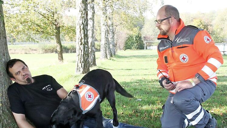 Hundeführer Daniel Lorz hat mit seinem Hund "Scooby" die gesuchte Person, Steve Schwarze, gefunden. Foto: Michael Stelzner