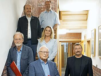 Wolfram Naser (links) und Wolfgang Rang sind f&uuml;r langj&auml;hrige Treue zur SPD geehrt worden. Die Ehrungen nahmen Ortsvereinsvorsitzender Alexander Gr&ouml;ger (rechts), Bundestagskandidatin Ramona Brehm, Kreisvorsitzender Ralf Pohl und Stadtverbandsvorsitzender Ralf V&ouml;lkl vor.