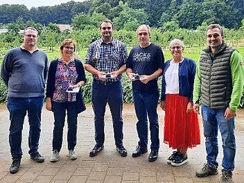 Die Preisverleihung „Schwerste Kirsche“ (v. l.): Manuel Rauch (Geschäftsführer Obstgenossenschaft), F. Heid, Wolfgang Meisel, Stefan Schüssel, stellvertretende Landrätin Rosi Kraus und Jonas Maußner (Betriebsleiter Obstinformationszentrum Hiltpolt...