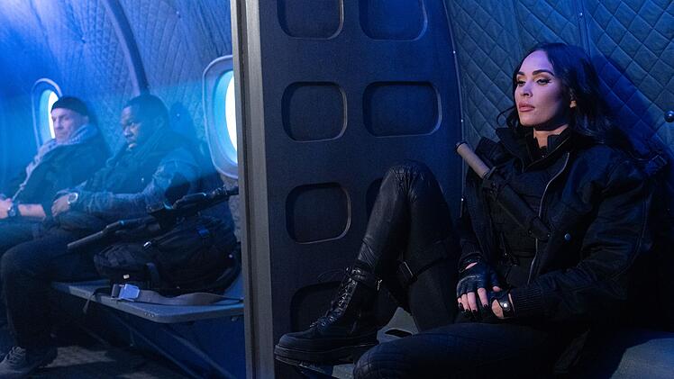 Nachdem eine Rettungsmission schief geht, ersetzt CIA-Agentin Gina (Megan Fox) Lee Christmas im Team der Expendables.