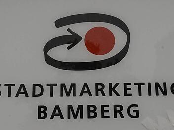 Mehr Leben in der Innenstadt: Das Logo von Stadtmarketing signalisiert die wirtschaftlichen Ziele des Vereins.  Mit knapper Mehrheit erhielt  Stadtmarketing wirtschaftliche Planungssicherheit in den nächsten drei Jahren.  Foto:  Ronald Rinklef