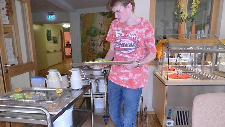 Tobias Auernhammer ist eine große Hilfe im Juliusspital. Ihm macht es Spaß und das Juliusspital ist sehr zufrieden mit ihm. Foto: Anton Then