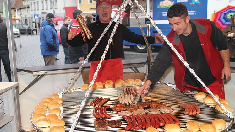 Auf dem Schwenkgrill brutzelten Würste.