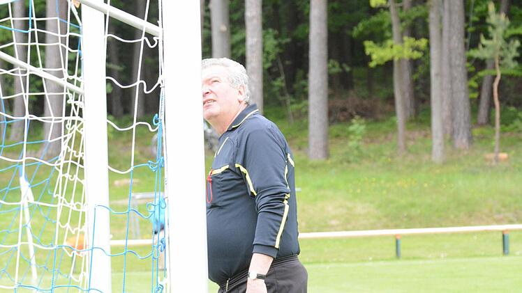 Kritische Netz-Begutachtung: Schiedsrichter Erich Hemmerich.