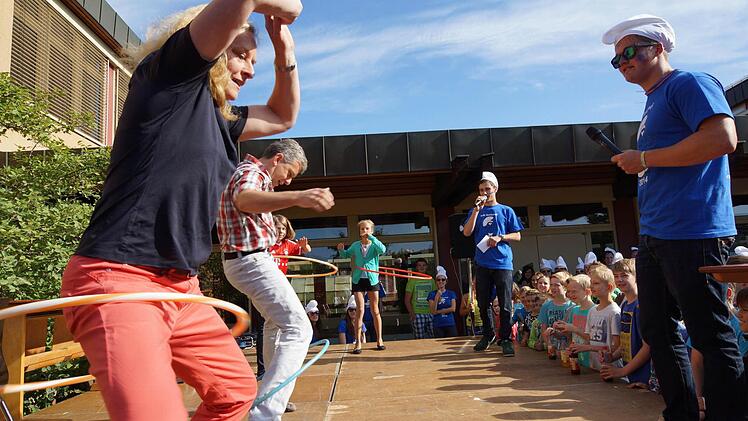 Lehrer und Schüler treten im Hula-Hoop-Wettbewerb gegeneinander an. Fotos: Arkadius Guzy