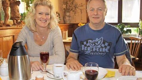 Auch die Berliner Heike Rosenthal und Robert Zwirlein sind mit dem Motorrad gekommen. Sie genießen das Frühstück in Hermes.