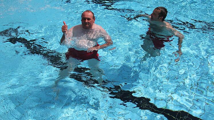"Das Wasser ist wunderbar warm", fanden Benno Pieger und Jürgen Dippold (rechts).