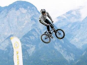 So spektakulär und geschmeidig wie Michael Meisel springen weltweit nur eine handvoll BMX-Fahrer. Hier zeigt er sein Können beim Dirt-Contest 2015 in Innsbruck, den er unter 40 Startern gewann. Foto: privat