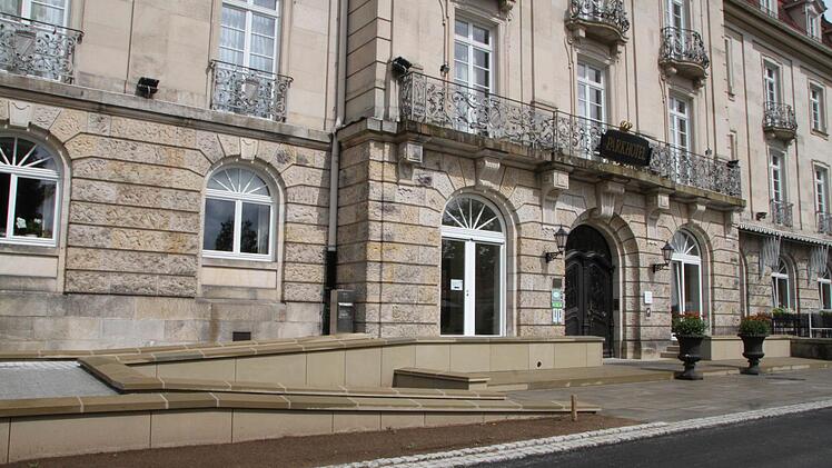 Zufahrt und barrierefreier Aufgang am Hauptgebäude sind inzwischen fast fertig gestellt. Feinschicht und Grünanlagen fehlen noch. Foto: Ulrike Müller