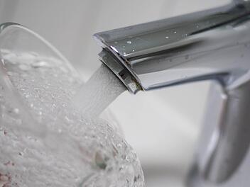 Woher kommt künftig das Trinkwasser für die Teuschnitzer Bürger? Die Stadt hat ihren Vertrag mit der Frankenwaldgruppe zum Jahr 2018 gekündigt. Dieser Schritt wird im Zweckverband unterschiedlich gedeutet.  Symbolbild: Marian Hamacher