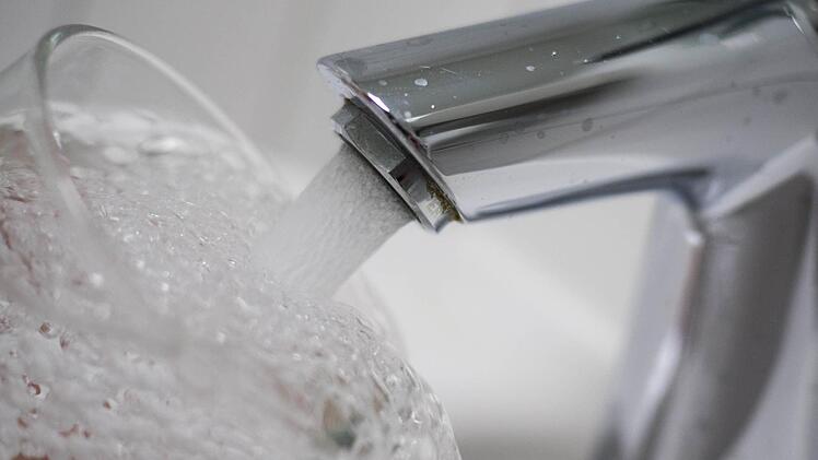 Woher kommt künftig das Trinkwasser für die Teuschnitzer Bürger? Die Stadt hat ihren Vertrag mit der Frankenwaldgruppe zum Jahr 2018 gekündigt. Dieser Schritt wird im Zweckverband unterschiedlich gedeutet.  Symbolbild: Marian Hamacher