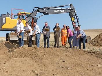 Mit dem offiziellen Spatenstich hat die weitere Erschließung des Kupferberger Neubaugebiets "Schieferberg III" begonnen.  Foto: Klaus-Peter Wulf