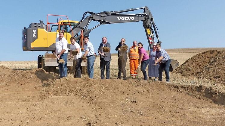 Mit dem offiziellen Spatenstich hat die weitere Erschließung des Kupferberger Neubaugebiets "Schieferberg III" begonnen.  Foto: Klaus-Peter Wulf