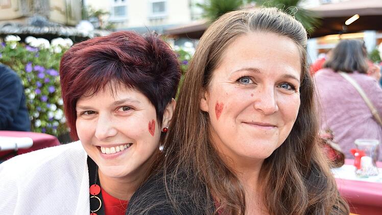 Natascha Schleu und Susanne Eichner haben ein Herz für das BRK.
