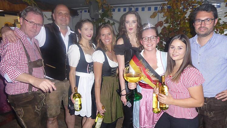 Stefanie aus Heroldsbach (re.) setzte sich bei der Wahl zur Weinkönigin unter anderem gegen Jeanne aus Frankreich (v. li.) und Camlia aus Brasilien durch.