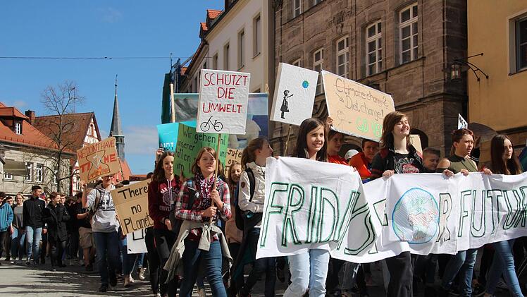 Mehr als 300 Schülerinnen und Schüler gingen am 29. März bei der "Fridays for Future"-Demo in Forchheim auf die Straße. Foto: Franziska Rieger/Archiv