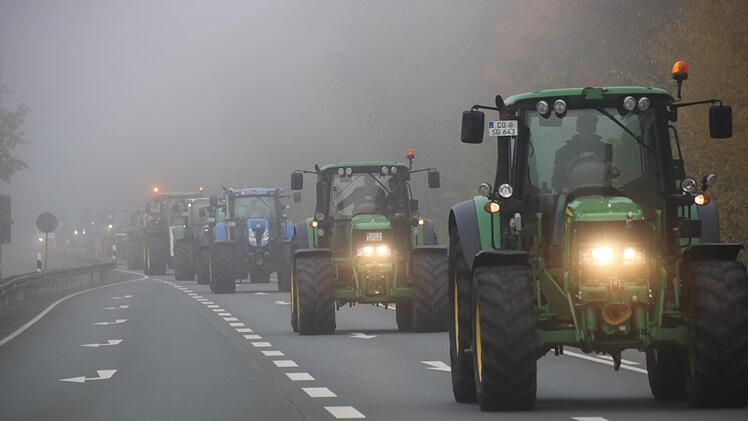 Der Konvoi aus dem Raum Coburg/Lichtenfels wählte für die Fahrt nach Bayreuth die Route über die Bundesstraße 289. Weil im dichten Nebel ein Überholen nahezu unmöglich war, kam es, wie hier auf der Kulmbacher Nordumgehung, an vielen Stellen zu Behinderungen. Der Verkehr rollte nur langsam.Foto: Katrin Geyer