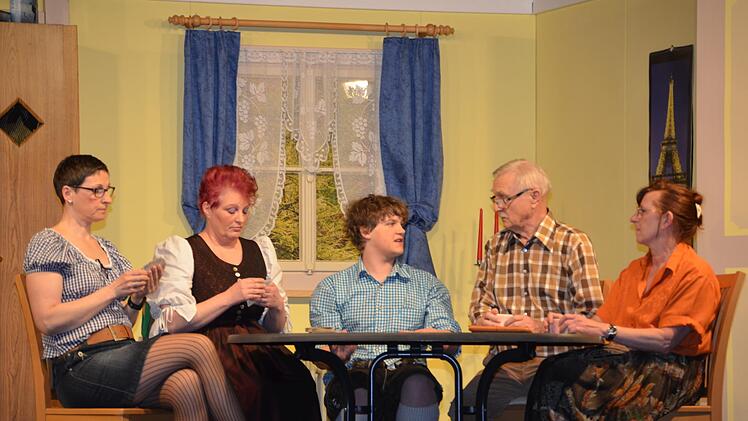 Gisbert Stöber (Zweiter von rechts), als Mitgründer von Anfang an eine der tragenden Darsteller der Theatergruppe, hat seine Theaterkarriere beendet. Unser Bild zeigt eine Szene aus dem Krimi "Nix als Ärger mit der Leiche" von 2018. Foto: Andreas Lomb/Archiv