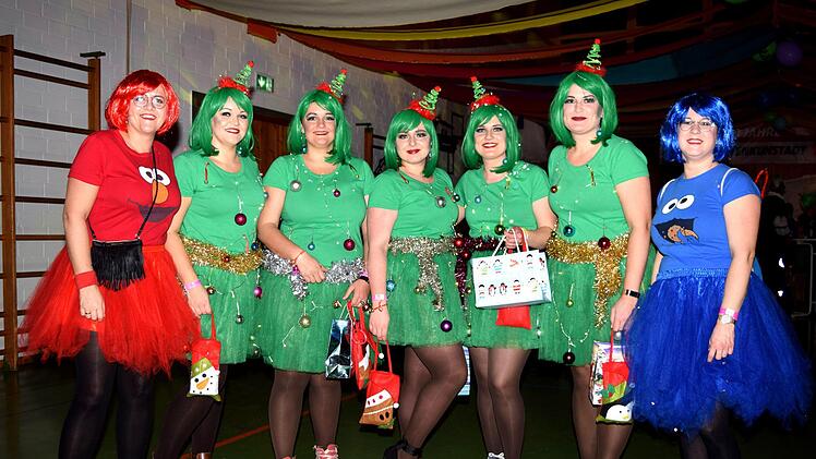 Erinnerungen an Weihnachten mit den Christb&auml;umen, wobei es sogar farbliche Auflockerungen in diesem Geschehen gab.  Fotos: Dieter Radziej