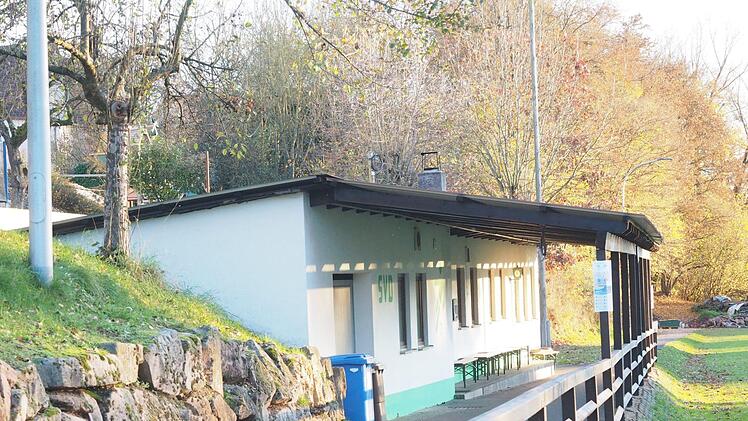 Das Sportheim des SV Dittlofsroda. Bei Fußballspielen ziehen sich die Kicker in der angrenzenden Turnhalle um. Foto: Jürgen Schmitt