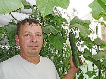 Jürgen Thomann in seinem Gemüsegarten