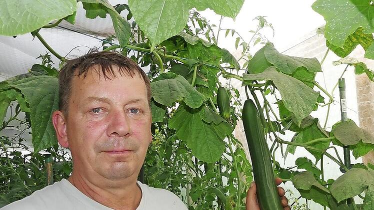 Jürgen Thomann in seinem Gemüsegarten