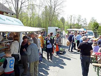 Das Markttreiben in Grub am Forst vor der Corona-Pandemie hat der ehrenamtliche Marktleiter fotografiert.