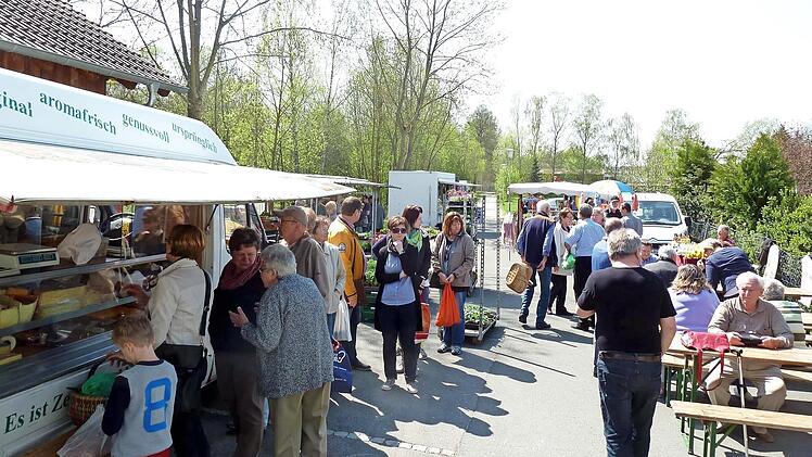 Das Markttreiben in Grub am Forst vor der Corona-Pandemie hat der ehrenamtliche Marktleiter fotografiert.