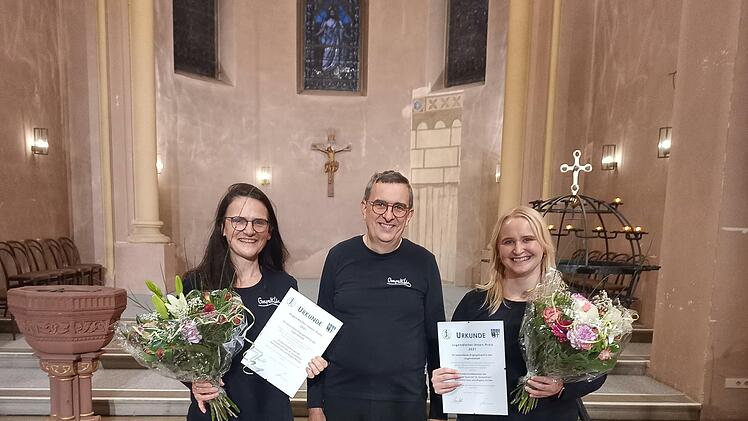 Das war eine echte Überraschung: Die beiden Chorleiterinnen der Gospel Sparrows und der  Gospel-Kids wurden mit der Auszeichnung während eines Gottesdienstes überrascht (von links):   Angela Stichler, Jörg Wöltche und Alexandra Jany. Foto: Melanie Müller