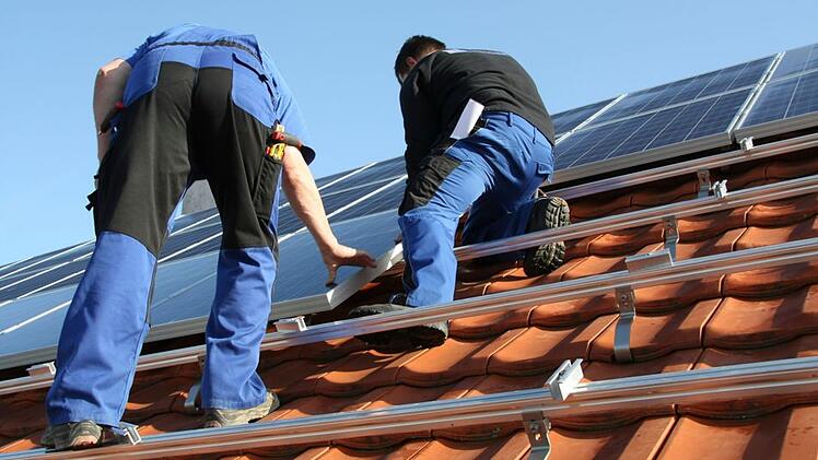 Löhne und Materialkosten für Solaranalgen steigen. Mit Vergleichsportalen hast du den Überblick und kannst bares Geld sparen.