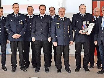 Ehrungen bei der Feuerwehr Neufang: Nico Reißig, Vorsitzender Gerd Böhnlein, KBI Frank Fischer, Zweiter Vorstand David Förtschbeck, Kommandant Dirk Göppner, KBR Joachim Ranzenberger, Christoph Müller, KBM Jörg Greser, Stellvertretender Landrat Ger...