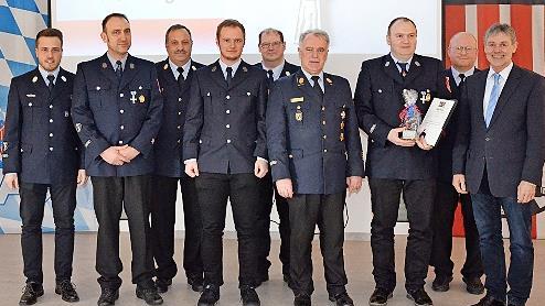Ehrungen bei der Feuerwehr Neufang: Nico Reißig, Vorsitzender Gerd Böhnlein, KBI Frank Fischer, Zweiter Vorstand David Förtschbeck, Kommandant Dirk Göppner, KBR Joachim Ranzenberger, Christoph Müller, KBM Jörg Greser, Stellvertretender Landrat Ger...