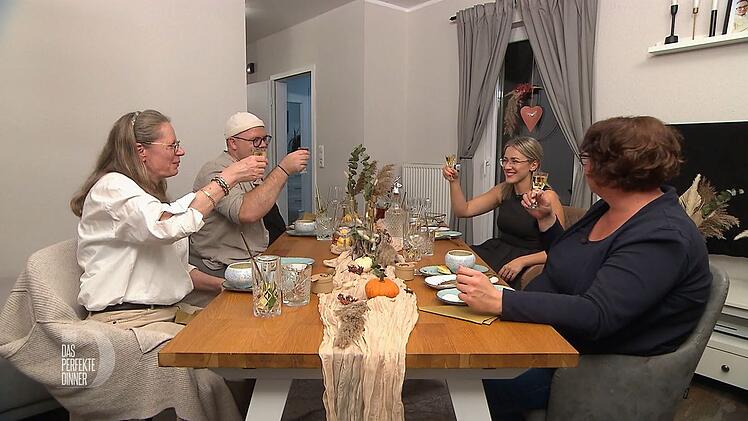 Alte polnische Weisheit: Alkohol geht immer. Deshalb trinkt die Dinner-Runde nach dem Hauptgang ein, zwei, drei Schnäpschen.