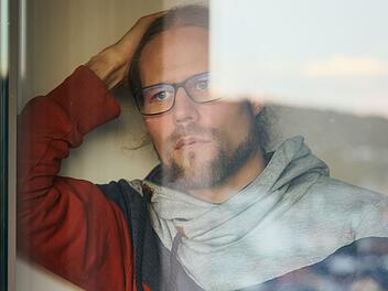 René (39) hat in der Beziehung mit seiner Ex-Freundin psychische und physische Gewalt erlebt.
