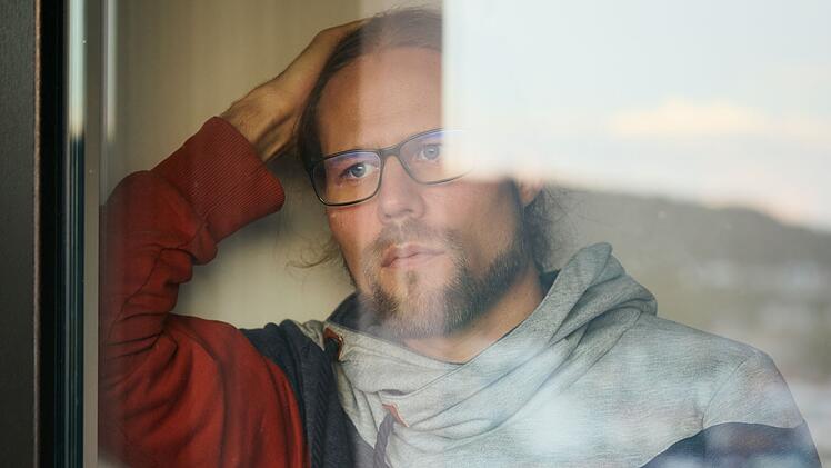 René (39) hat in der Beziehung mit seiner Ex-Freundin psychische und physische Gewalt erlebt.