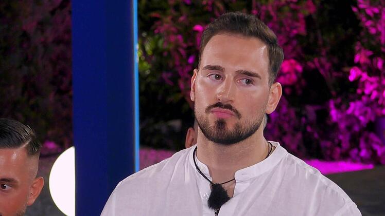 Marvin muss die Villa als erster Kandidat verlassen.