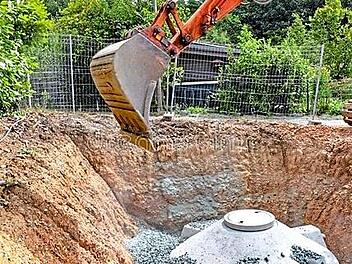Eine Zisterne wird in einem Neubaugebiet eingebaut. Die F&ouml;rderung hat der Landkreis Forchheim nun komplett gestrichen.