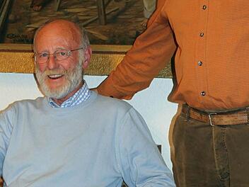 Der alte Vorsitzende Günther Planer darf sich nur setzen, aber nicht zur Ruhe. Er steht dem neuen Vorsitzenden Robert Hildmann weiterhin mit Tatkraft zur Seite.  Foto: Thomas Dill